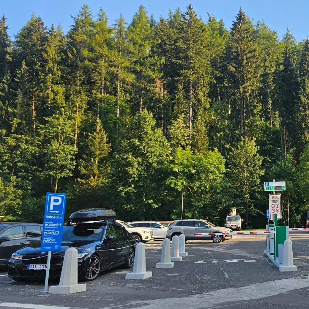 PARKOVIŠTĚ / PARKING