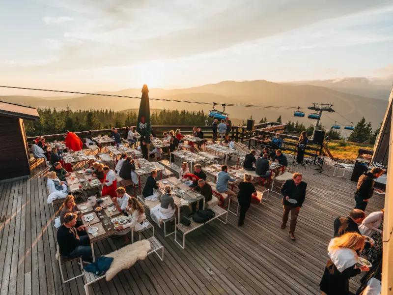Abendessen in den Bergen, hoch über den Wolken