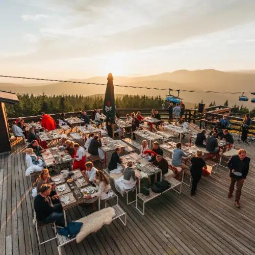 Abendessen in den Bergen, hoch über den Wolken