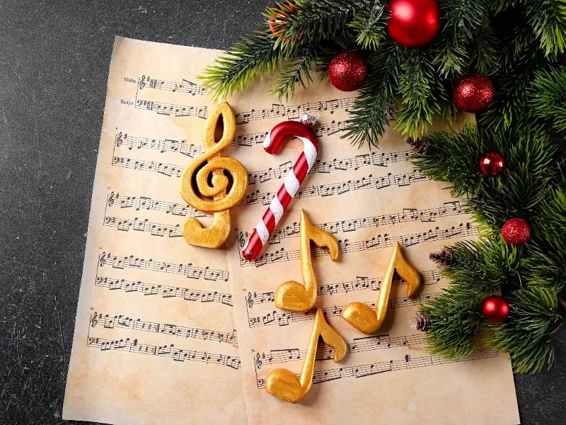 Śpiewanie kolęd przy blasku świec