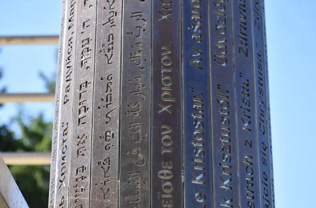 Symbolika dzieła - modlitwa w 24 językach